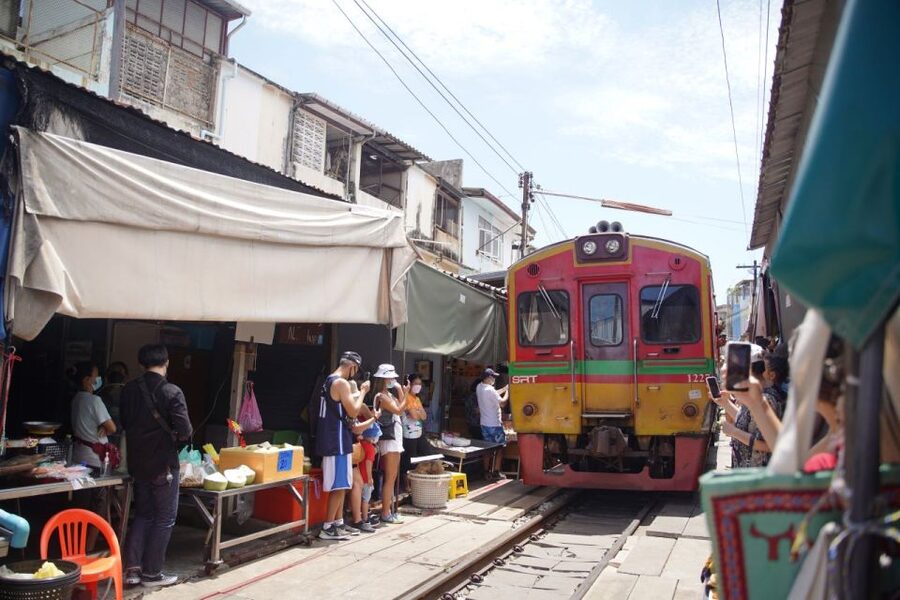Bangkok: Maeklong Railway Market and Floating Market Tour - Getting out of Bangkok early, with clear time windows