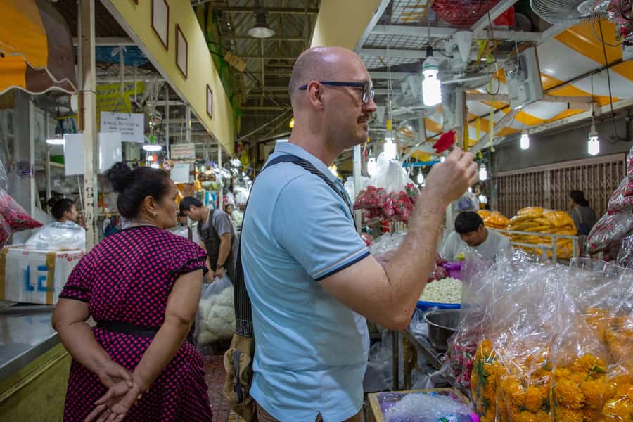 Bangkok: Markets, Temples and Food Night Tour by Tuk Tuk - Why Bangkok at night in a tuk tuk feels like a shortcut