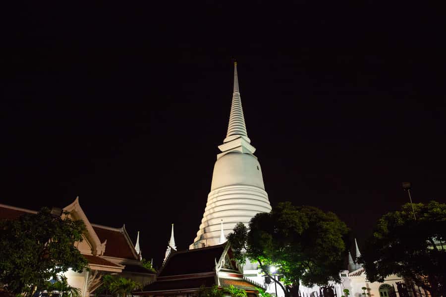 Bangkok: Markets, Temples and Food Night Tour by Tuk Tuk - Street food stops and the pad thai dinner: how the tour keeps you fed