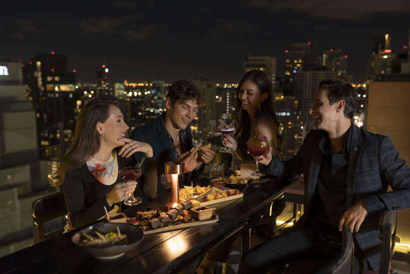 Bangkok: Mojjo Rooftop Lounge & Bar Food & Beverage Package - Latin-inspired vibe and live music, how it feels in real time