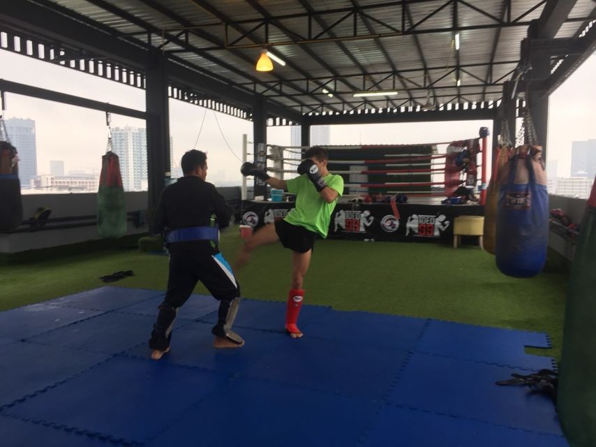 Bangkok: Muay Thai Boxing Class for Beginners - English support that helps you correct fast