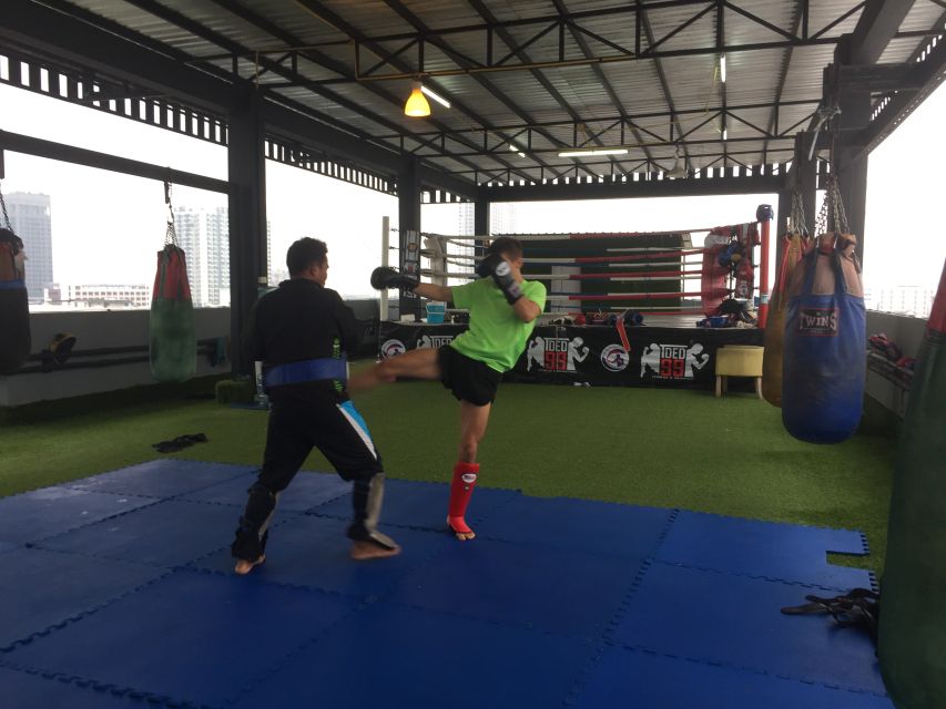 Bangkok: Muay Thai Boxing Class for Beginners - Photos, water, and small comforts that make it easier