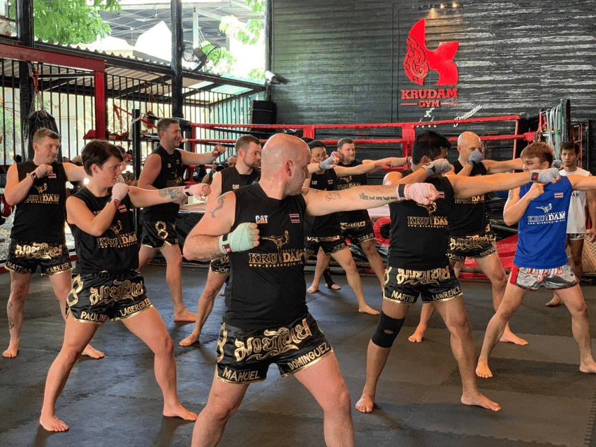 Bangkok: Muay Thai Training Class by Krudam Gym@Sukhumvit 36 - The 90 minute training flow: warm up, shadow, pads, bag, cool down