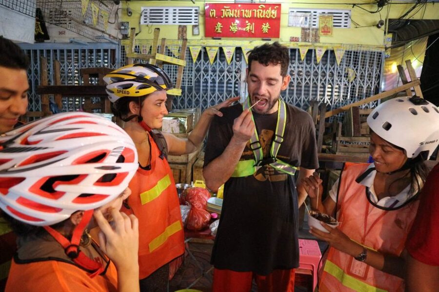 Bangkok: Night Bike Ride and Dinner at a Local Restaurant - Guides, pace, and group size: small group means you get attention