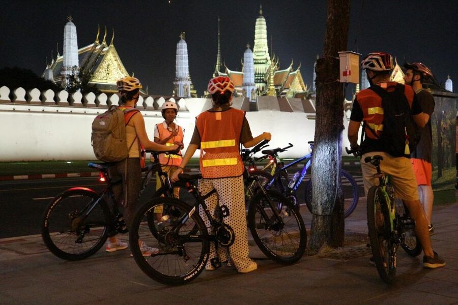 Bangkok: Night Bike Ride and Dinner at a Local Restaurant - Wat Arun to the ferry crossing: Bangkok’s best night photo opportunities