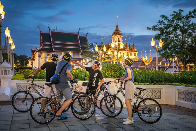 Bangkok: Night Bike Tour with Temples & Flower Market Visit - Pak Khlong Talat Flower Market: Where the Night Feels Real