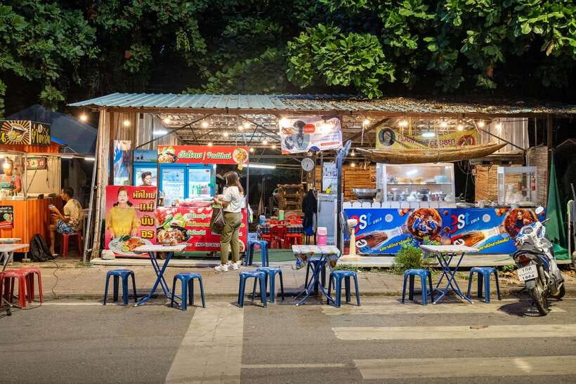 Bangkok: Night Bike Tour with Temples & Flower Market Visit - Wat Suthat and Giant Swing: Your Final Photo Finish