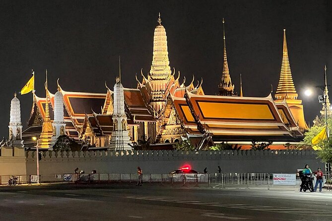 Bangkok Night Tour: Food, Temple & Tuk Tuk - Wat Prayurawongsawat Worawihan at night: first glow, first context