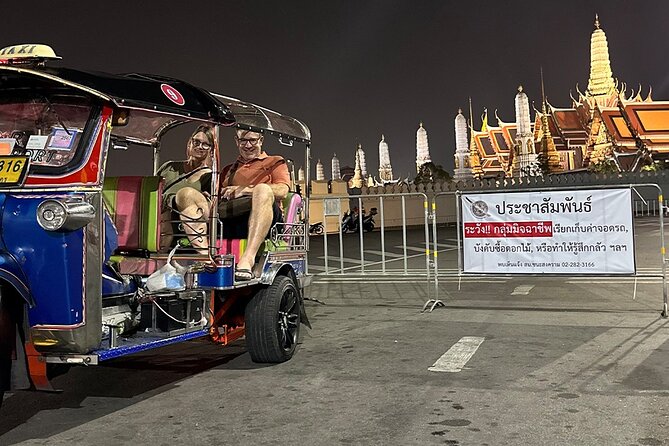 Bangkok Night Tour: Food, Temple & Tuk Tuk - Chinatown after dark: markets, signs, and the end-of-tour food stroll