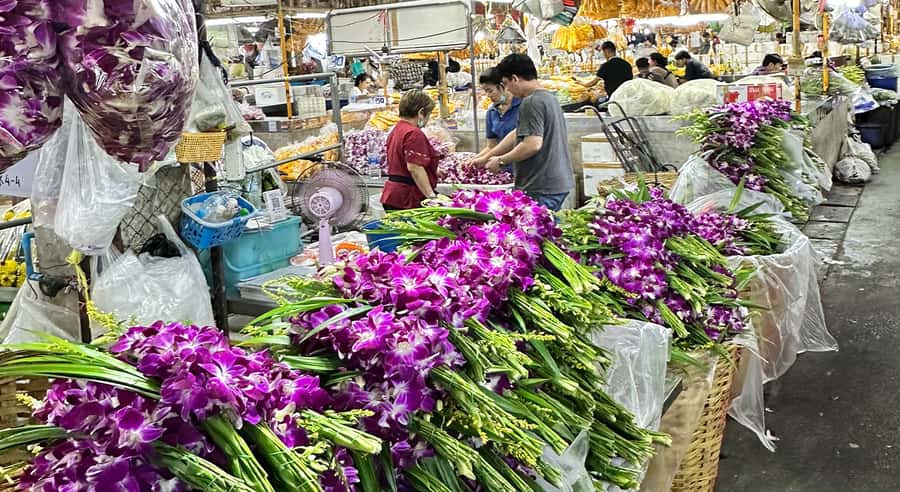 Bangkok Night Tour: Food, Temple & Tuk-Tuk - Local temple at night, when the setting does half the explaining