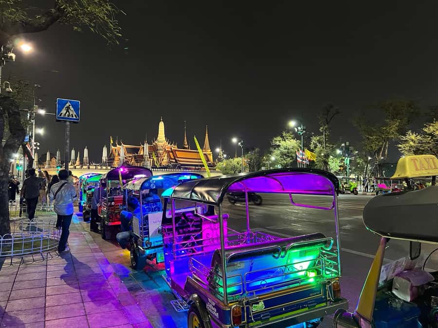 Bangkok Night Tour: Food, Temple & Tuk-Tuk - Rattanakosin Road and the Grand Palace area, photo stops with evening light