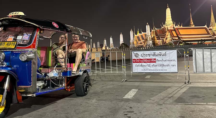 Bangkok Night Tour: Food, Temple & Tuk-Tuk - Dinner stop that keeps you comfortable, then Chinatown heat and dessert