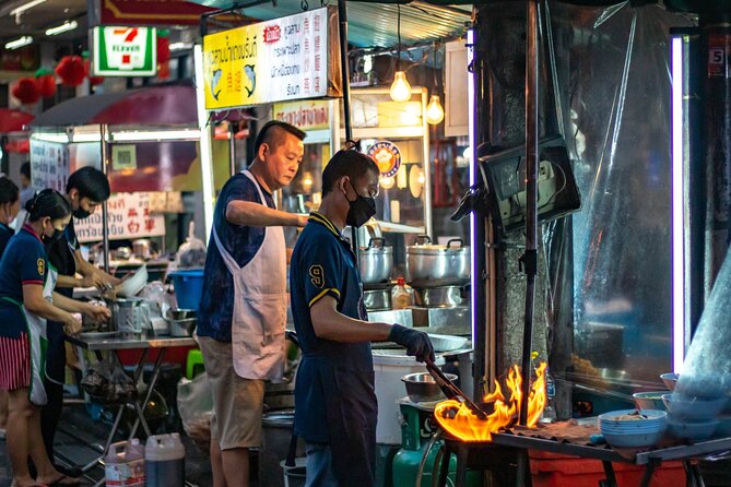 Bangkok Night Tour: Wat Arun, Wat Pho, Chinatown & Tuk Tuk Ride - The guide experience: English explanations and real culture talk