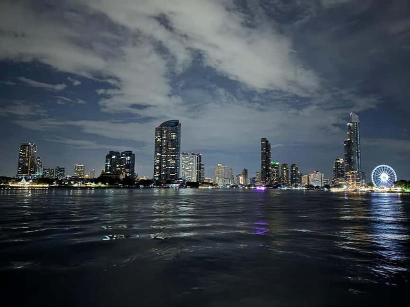 Bangkok: Opulence Luxury River Dinner Cruise - The buffet dinner, Thai favorites plus international comfort
