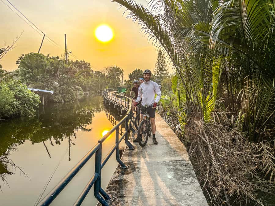 Bangkok Paradise Bicycle & Boat Tour - Phrapadaeng Fresh Market: Your Morning Window Into Local Life