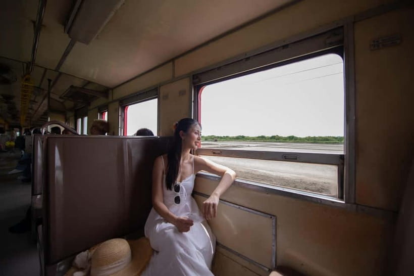 Bangkok: Premium Damnoen Saduak & Railway Market By Food Bus - Lat Yai, the quieter train-stop photo break