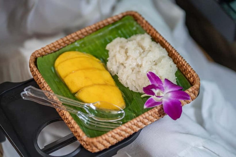 Bangkok: Premium Damnoen Saduak & Railway Market By Food Bus - Damnoen Saduak by longtail boat, why the time matters