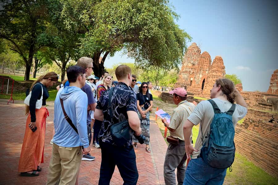 Bangkok: Private Ayutthaya UNESCO Heritage Tour - Lunch break in Ayutthaya, 50 minutes to refuel