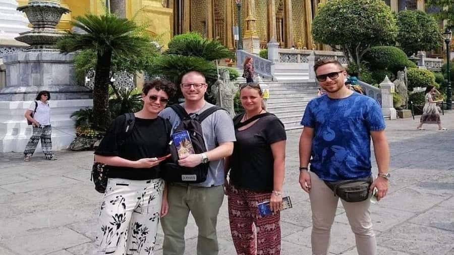 Bangkok: Private custom tour with a local guide - Picking your sights: photo stops, temples, and neighborhood time