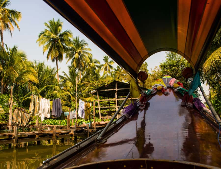 Bangkok: Private Damnoen Saduak Floating & Train Market Tour - Maeklong Railway Market: the moment the train turns stalls into choreography