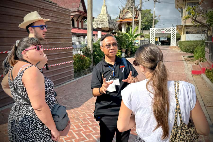 Bangkok Private Guide In and Around - Wat Benchamabophit and Talat Noi: where the day slows down a bit