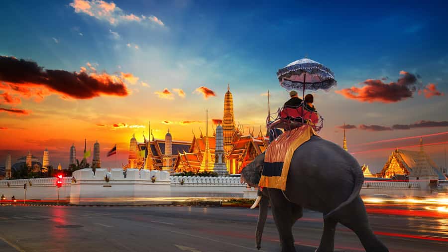 Bangkok:Private Guided Tour |Grand Palace, Wat Pho, Wat Arun - Entering the Grand Palace: Emerald Buddha and Royal Details You Can Follow
