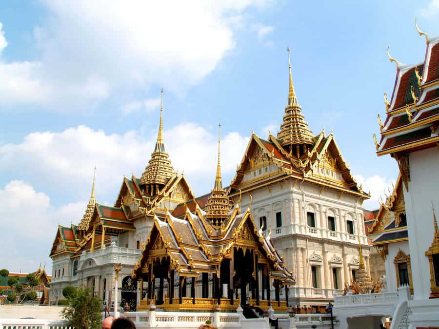 Bangkok: Private Wat Phra Kaew, Wat Pho & Wat Arun Tour - Entering the Grand Palace complex with the right context