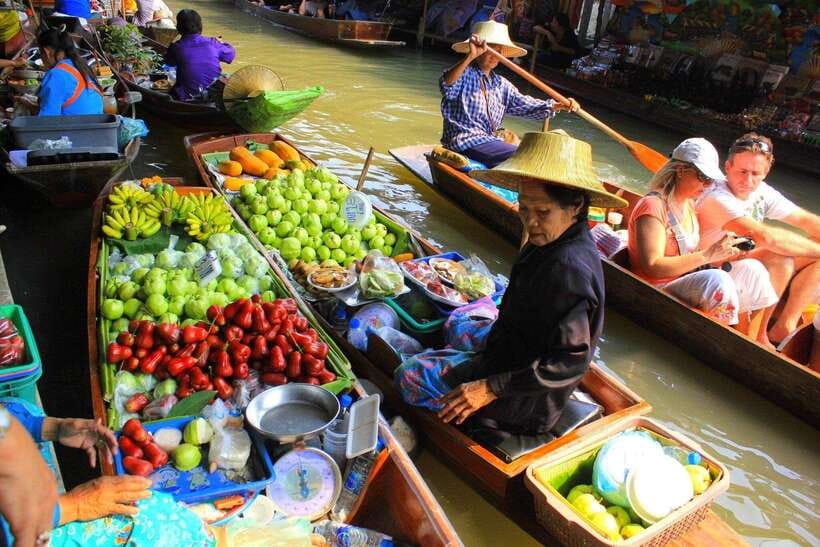 Bangkok: Railway and Floating Market Tour with Dragon Temple - Damnoen Saduak floating market boat ride: seeing commerce from the canals