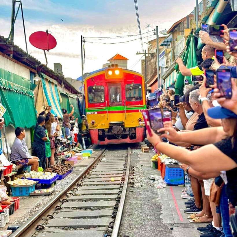 Bangkok: Railway and Floating Market Tour with Dragon Temple - Time, transport, and what makes this tour feel easy