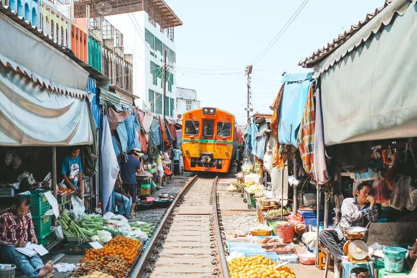 Bangkok: Railway and Floating Market Tour with Dragon Temple - Who should book, and who should think twice