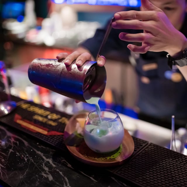 Bangkok: RedSquare Rooftop Bar at Novotel Sukhumvit 4 - Dress code, rules, and who this rooftop slot is for