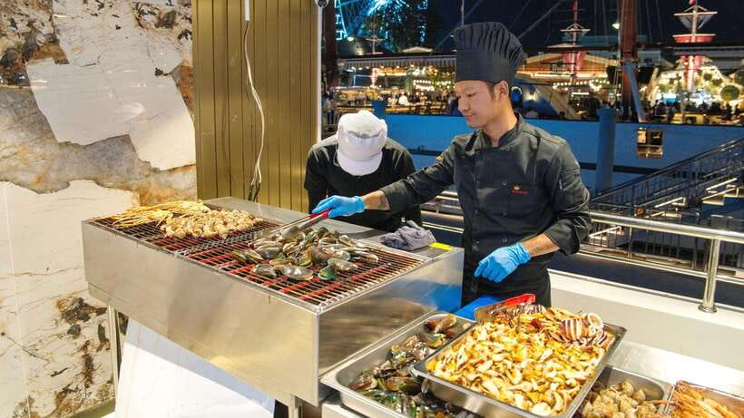 Bangkok: Royal Galaxy Cruise with Hotel Transfer - Sights you’ll pass on the Chao Phraya after dark