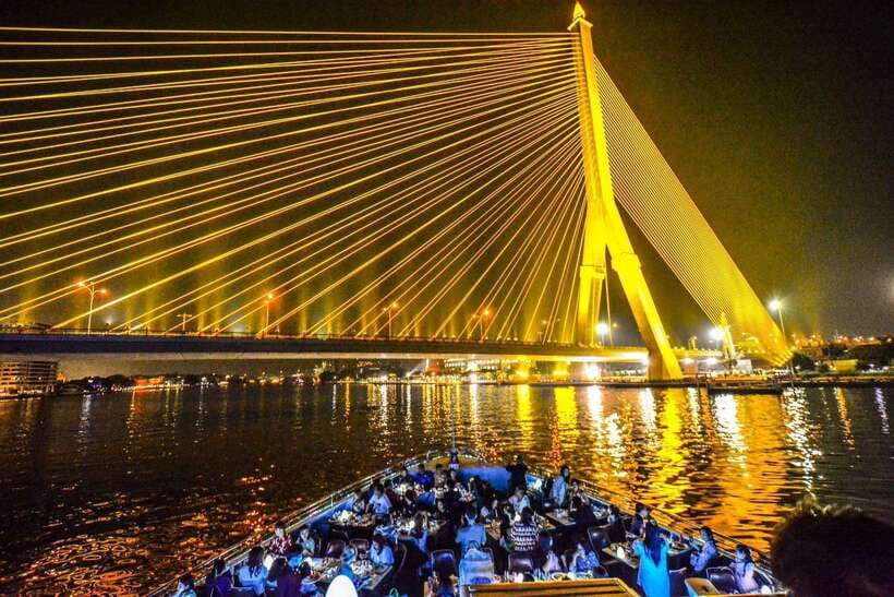 Bangkok: Royal Princess River Dinner Cruise with Live Music - Seafood and international buffet, where lines form and how to eat smarter