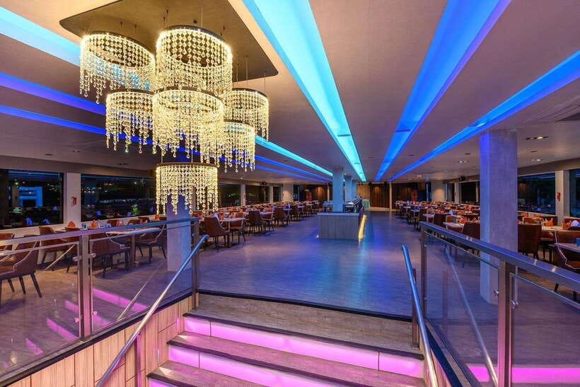 Bangkok: Royal Princess River Dinner Cruise with Live Music - Live music and Thai dance, pacing and what to expect