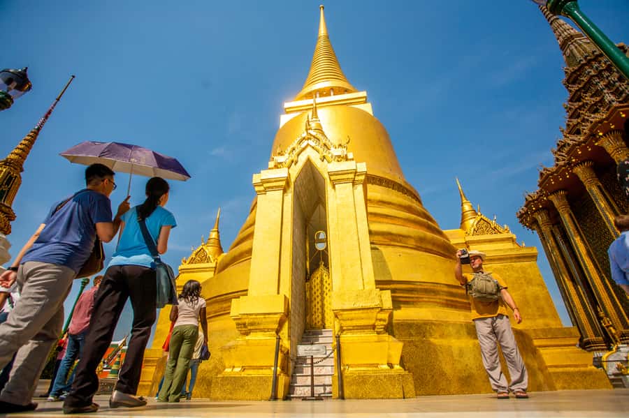 Bangkok's Highlights by Longtail Boat and on Foot - Longtail boat on the Chao Phraya and khlongs, the Venice of the East in real time