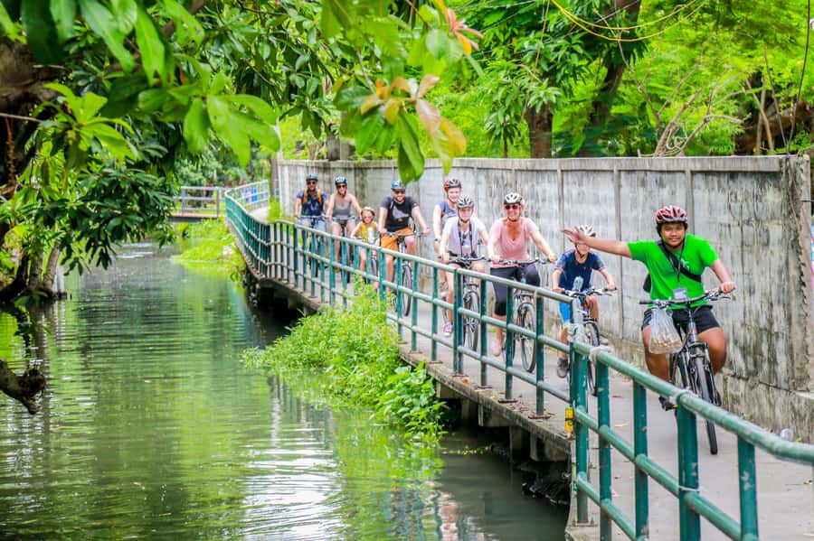 Bangkok’s Past with Local Taste Tour by Bike and Boat - Wat Hong Rattanaram and King Taksin, in Thonburi style