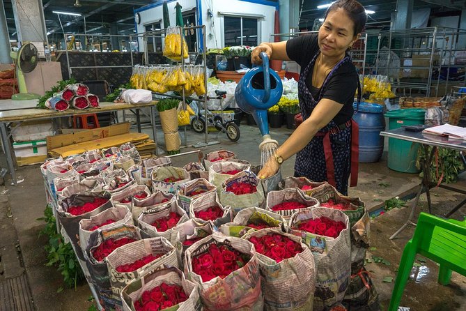 Bangkok Selfie Expert Tour: Little India, Wat Traimit & Wat Pho - Pak Khlong Talat Flower Market: petals, props, and a playful selfie moment