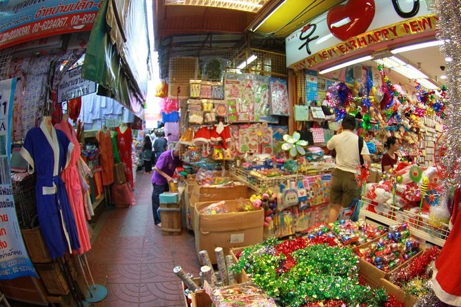 Bangkok Selfie Expert Tour: Little India, Wat Traimit & Wat Pho - Phahurat Market Little India: the samosa selfie stop for easy, recognizable photos
