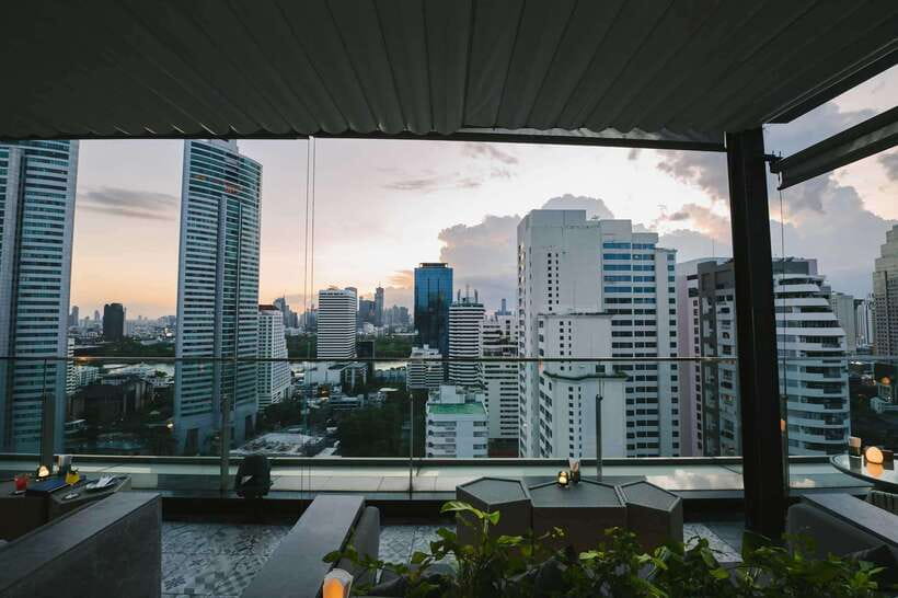 Bangkok: Sky on 20 Rooftop Bar With Free Flow Drinks - Service Pace: Excellent Quality, But Watch the Timing