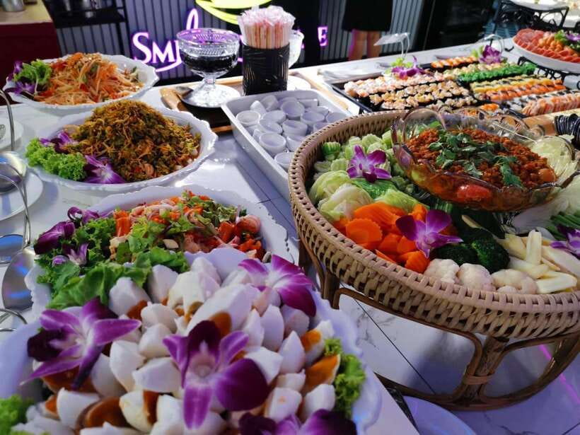 Bangkok: Smile Riverside Dinner Cruise - The buffet dinner and seafood: value, and why quality can feel uneven