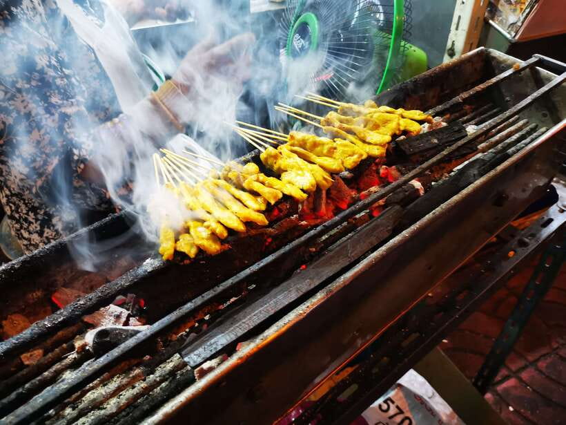 Bangkok: Street Food Tasting Tour at Night - Guide Energy, English Explanations, and Why It Matters