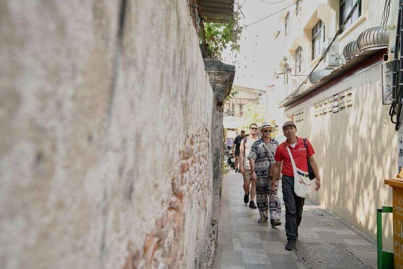 Bangkok: Talad Noi Hidden Gems & Street Food Adventure - Holy Rosary to Shrines: How the Talat Noi Route Builds Momentum