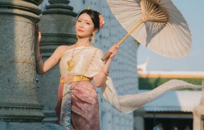 Thai Costume Photoshoot at Wat Arun