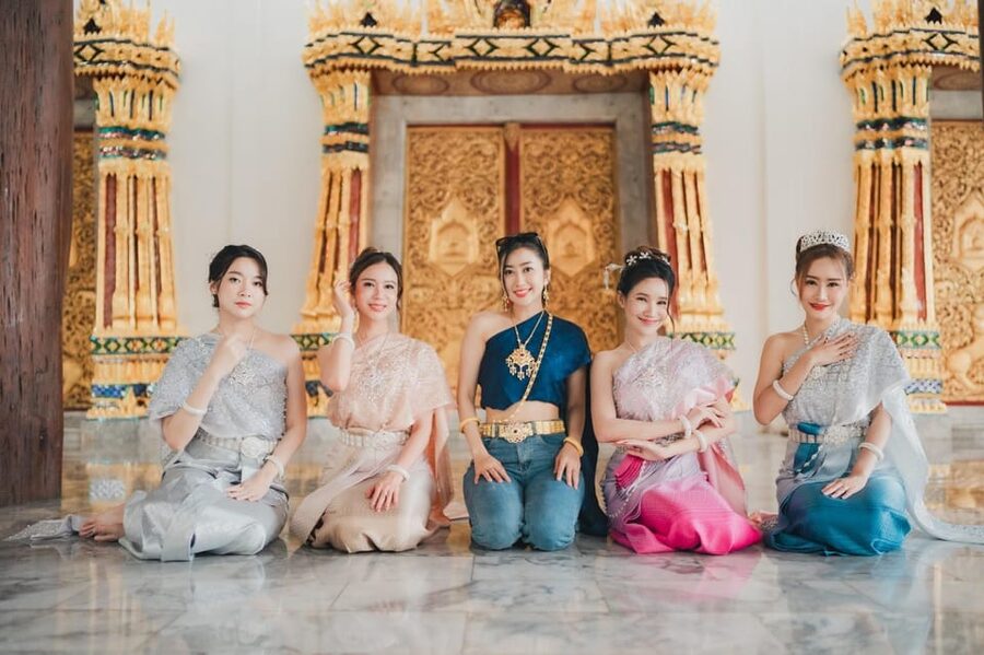 Bangkok:Thai costume with Long tail boat photoshoot - Unlimited photos, and getting your files right away