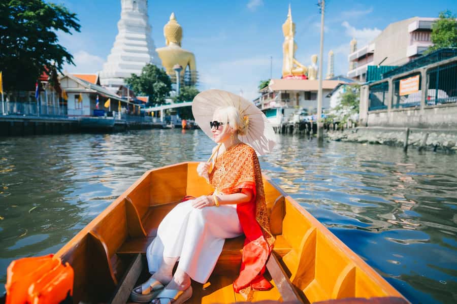 Bangkok:Thai costume with Long tail boat photoshoot - Getting into Thai costume: faster than you think