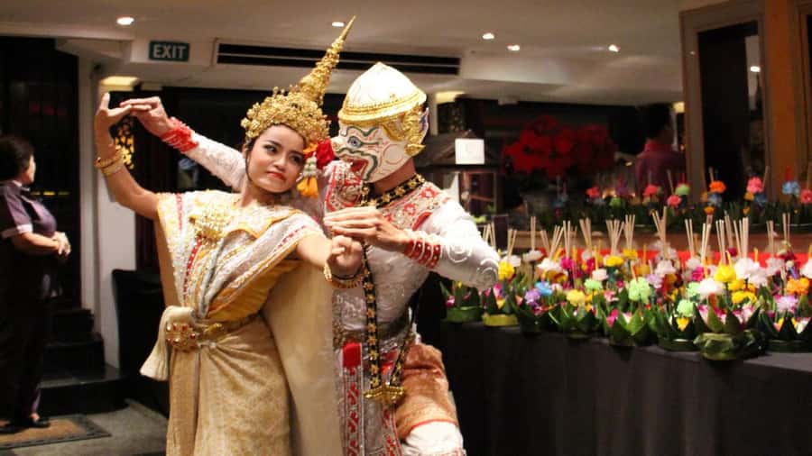 Bangkok: The Opulence Chao Phraya Lavish Dinner Cruise - Views from the deck: landmark perspective that actually helps
