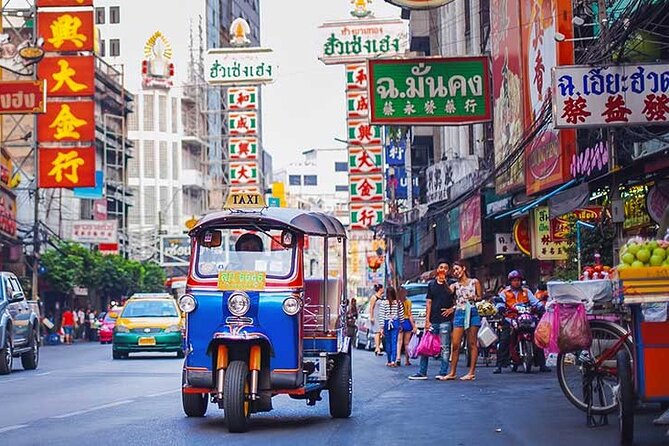 Bangkok Tuk Tuk Tour - Hotel-pickup & Dinner - Chinatown First Stop: Kuan Yim Shrine and the Old-School Atmosphere