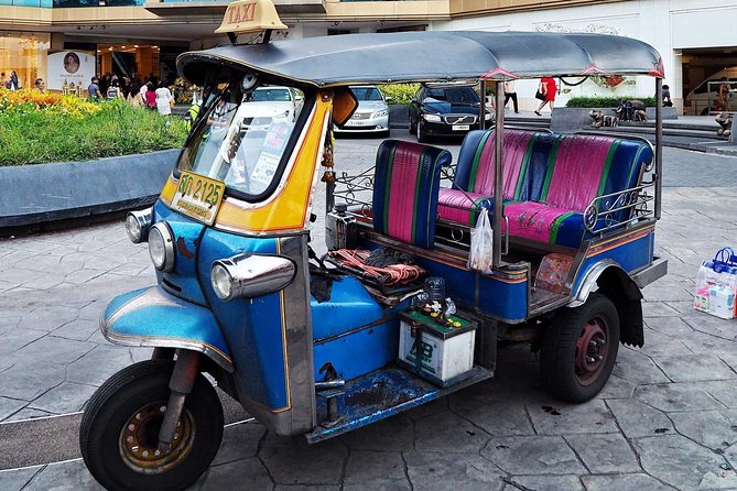 "Bangkok Walking Hopping Tour" show city’s historic sights are located. - Stop 5: Talad Noi Wall Art, community street scenes, and the river viewpoint