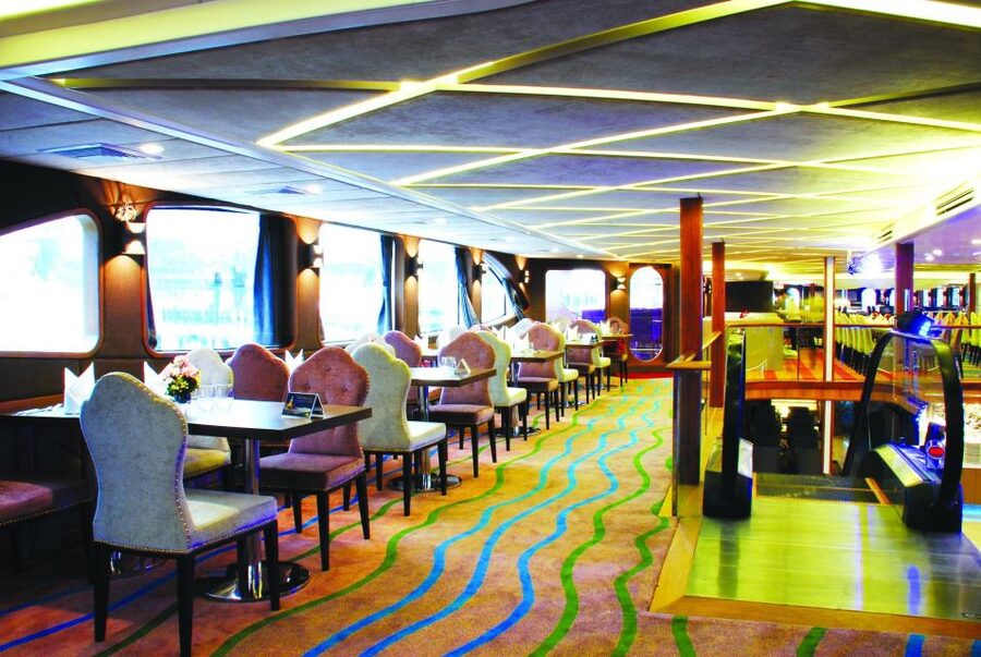 Bangkok: Wonderful Pearl Dinner Cruise at River City Pier - Onboard Entertainment: Live Band and Classic Thai Dance