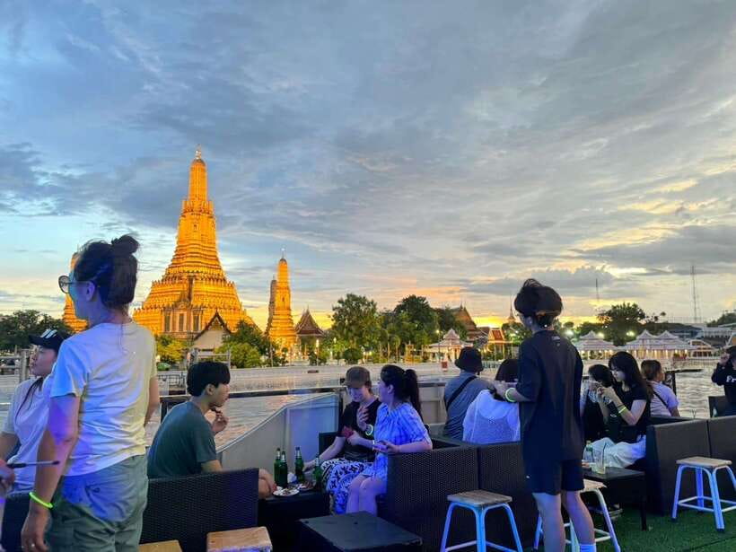 Bangkok: Yodsiam Sightseeing Cruise Snacks & Unlimited Beer - The onboard show: music, dancing, and the Queen Mother route change note